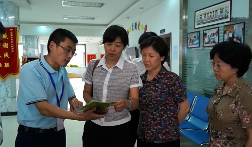 图为中残联调研组在南关区残疾人服务中心考察.jpg