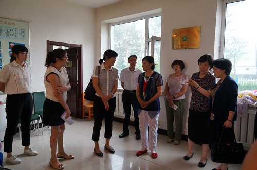图为中残联一行在双阳区彩树扶残（就业）基地调研.JPG