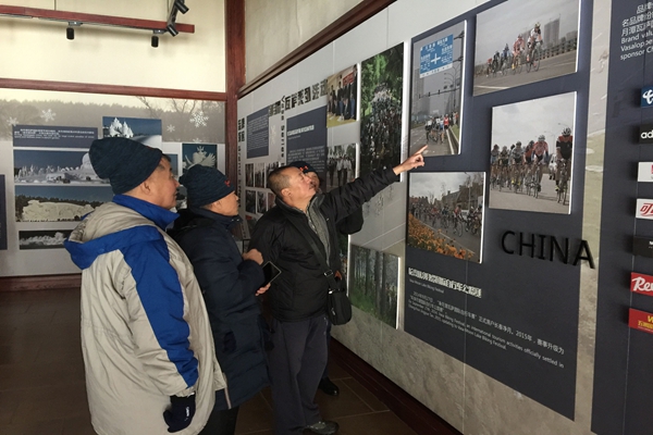 1514209407843523.jpg 聋人协会冰雪节参观.jpg