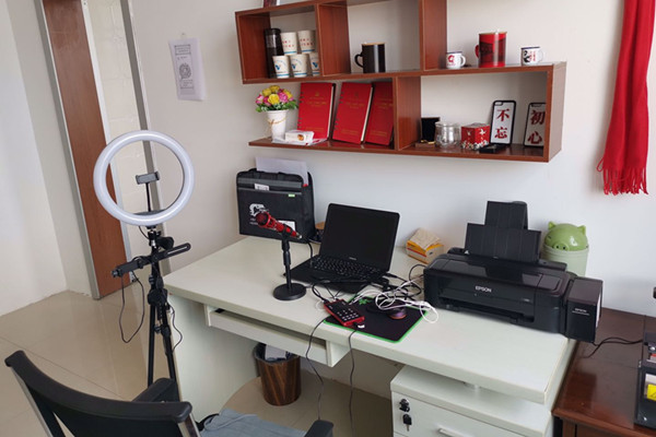 1597197013855868.jpg 网红直播间.jpg