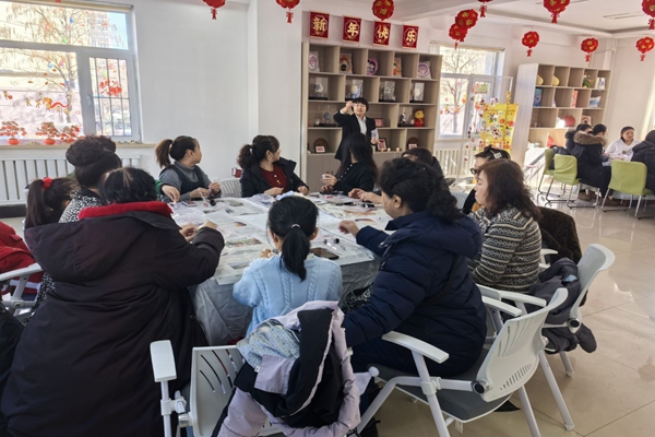 3月31日南湖街道二二八社区让残疾朋友在DIY制作中绽放自信.jpeg