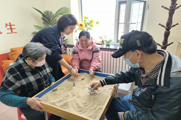 2025年5月12日桂林街道同光路西社区开展“点亮心灯</em>，<em class='wa-mark'>共筑阳光”残疾人心理健康团体沙盘活动 (2).jpg